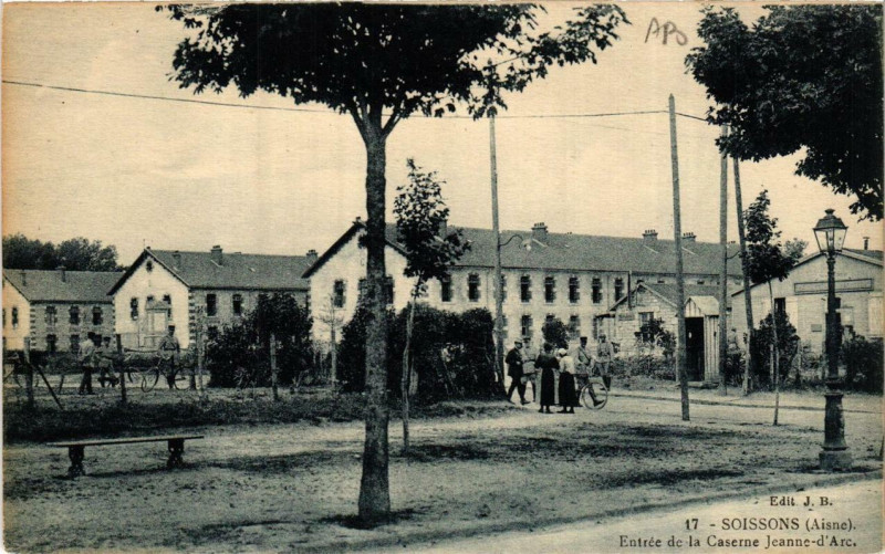 Carte postale ancienne Soissons Entrée de la Caserne Jeanne d'Arc à Soissons