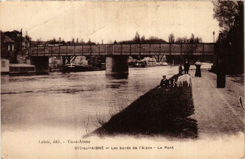Carte postale ancienne Vic-sur-Aisne Les Bords de l'Aisne Le Pont à Vic-sur-Aisne