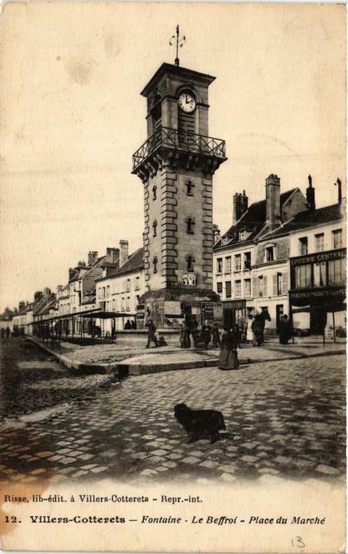 Carte postale ancienne Villers-Cotterets Fontaine. Le Beffroi. Place du Marché à Villers-Cotterêts