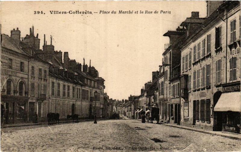 Carte postale ancienne Villers-Cotterets Place du Marché et la Rue de Paris à Villers-Cotterêts