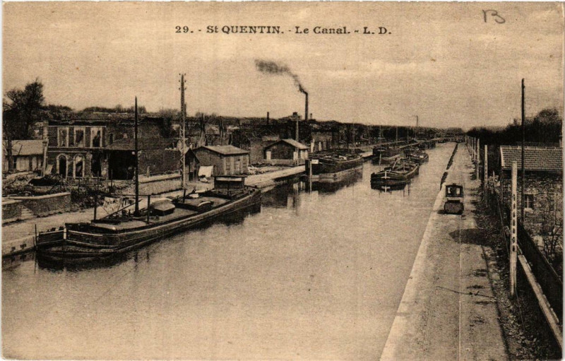 Carte postale ancienne Saint-Quentin Le Canal à Saint-Quentin