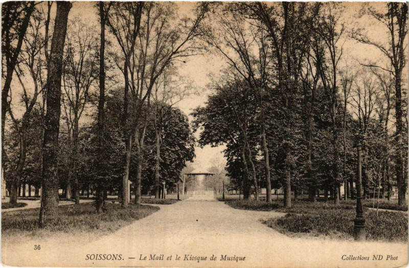 Carte postale ancienne Soissons Le Mail et le Kiosque de Musique à Soissons