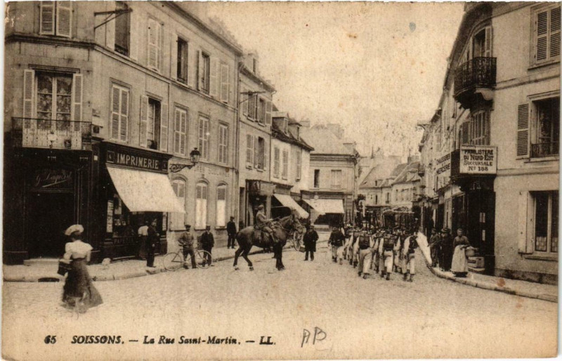 Carte postale ancienne Soissons La Rue Saint-Martin à Soissons