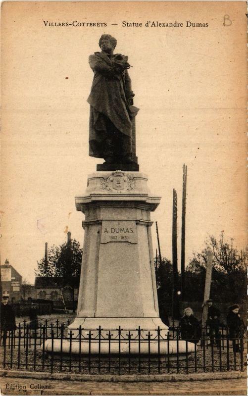 Carte postale ancienne Villers-Cotterets Statue d'Alexandre Dumas à Villers-Cotterêts
