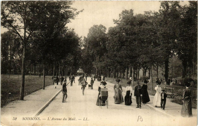 Carte postale ancienne Soissons Avenue du Mail à Soissons