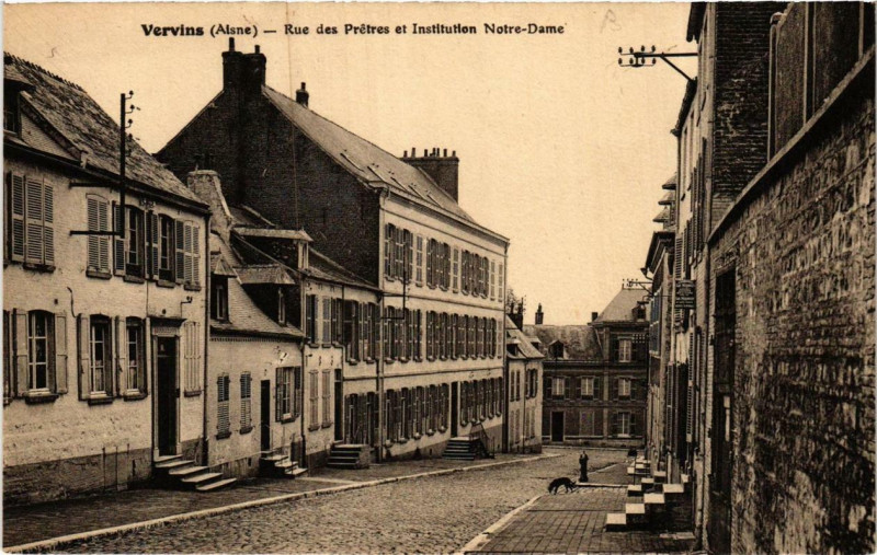 Carte postale ancienne Vervins Rue des Pretres et Institution Notre Dame à Vervins