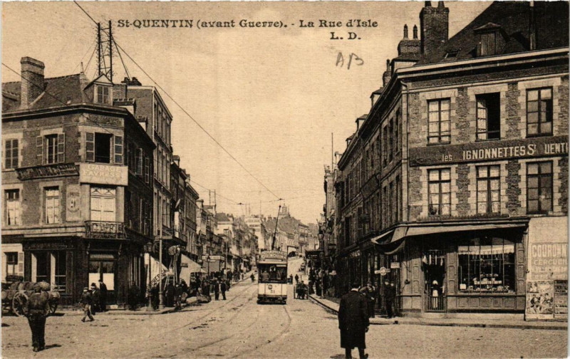 Carte postale ancienne Saint-Quentin La Rue d'Isle à Saint-Quentin