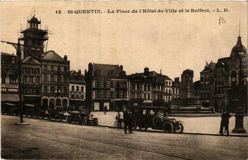 Carte postale ancienne Saint-Quentin La Place de l'Hotel de Ville et le Beffroi à Saint-Quentin