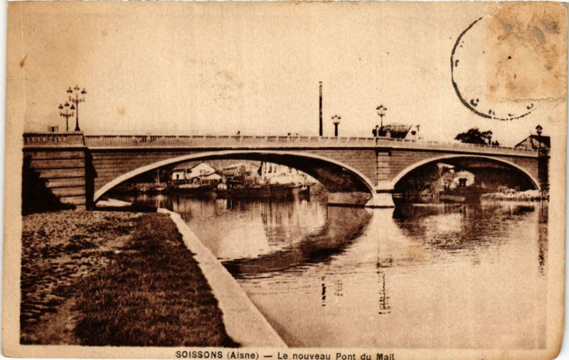 Carte postale ancienne Soissons Le nouveau Pont du Mail à Soissons