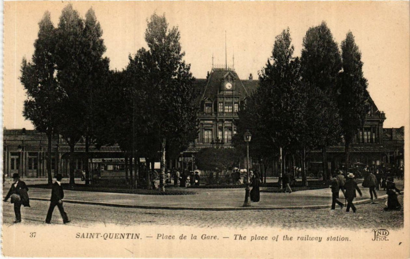 Carte postale ancienne Saint-Quentin Place de la Gare à Saint-Quentin