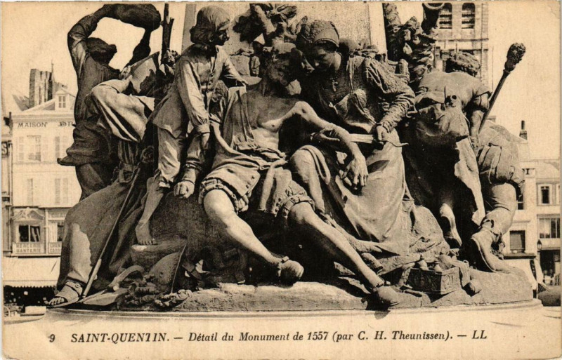 Carte postale ancienne Saint-Quentin Detail du Monument de 1557 à Saint-Quentin