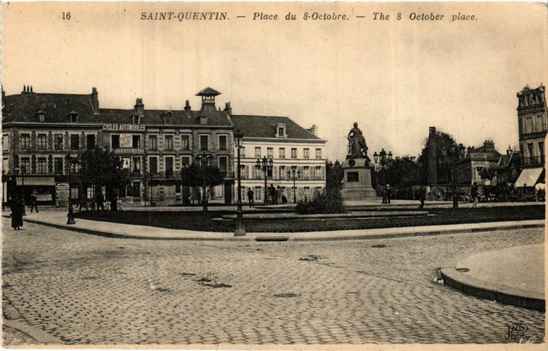 Carte postale ancienne Saint-Quentin Place du 8 octobre à Saint-Quentin