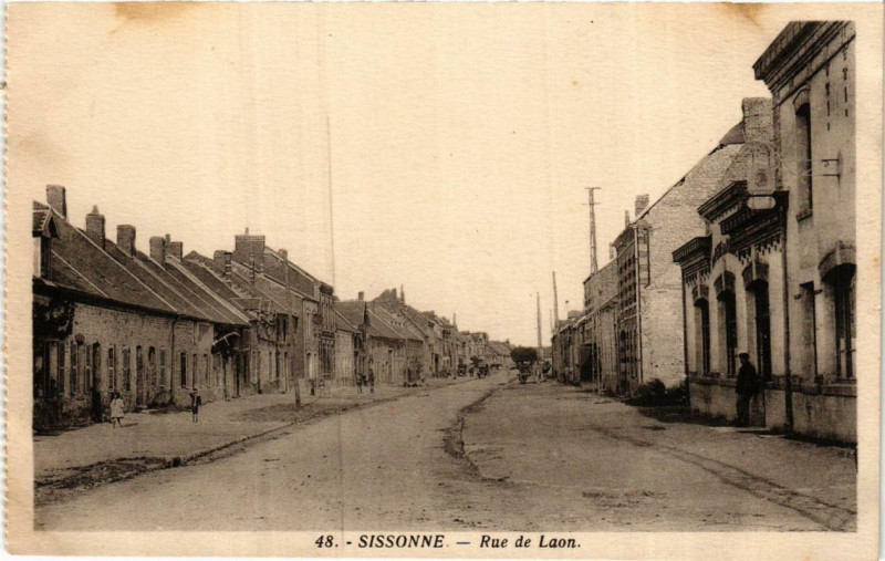 Carte postale ancienne Sissonne Rue de Laon à Sissonne