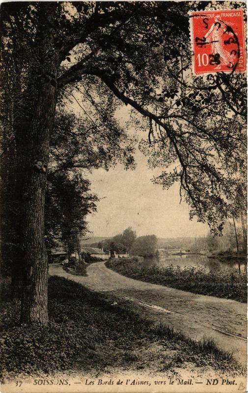 Carte postale ancienne Soissons Les Bords de l'Aisne vers le Mail à Soissons