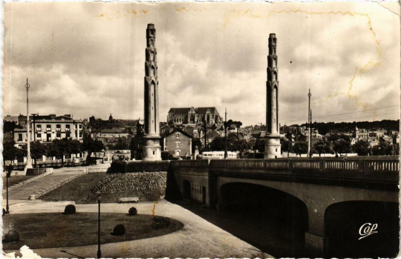 Carte postale ancienne Saint-Quentin Le Pont Supérieur à Saint-Quentin