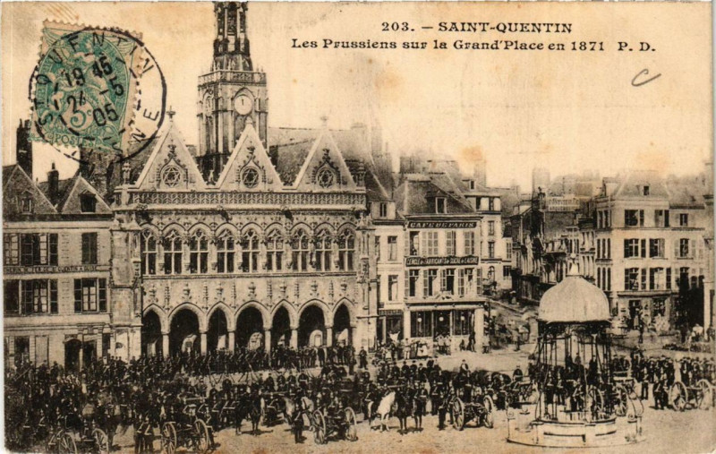 Carte postale ancienne Saint-Quentin Les Prussiens sur la Grand'Place en 1871 à Saint-Quentin