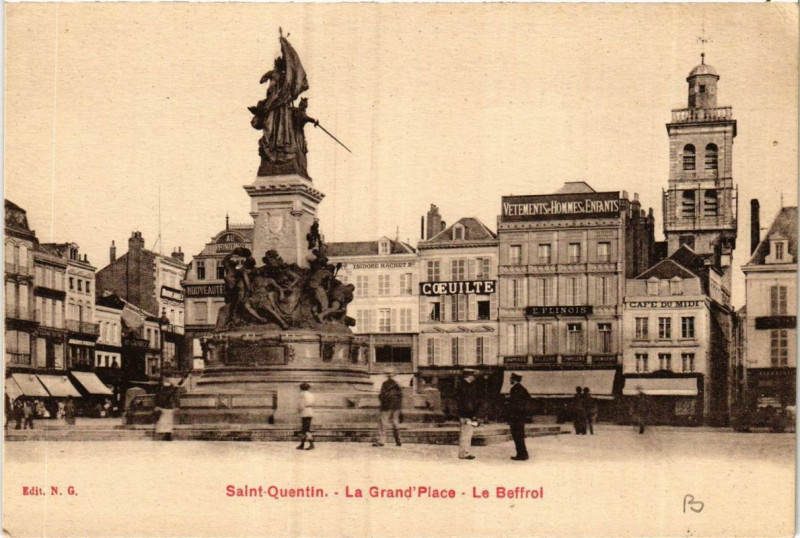 Carte postale ancienne Saint-Quentin La Grande Place. Le Beffroi à Saint-Quentin