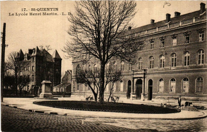 Carte postale ancienne Saint-Quentin Le Lycée Henri Martin à Saint-Quentin