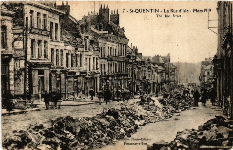 Carte postale ancienne Saint-Quentin La Rue d'Isle à Saint-Quentin