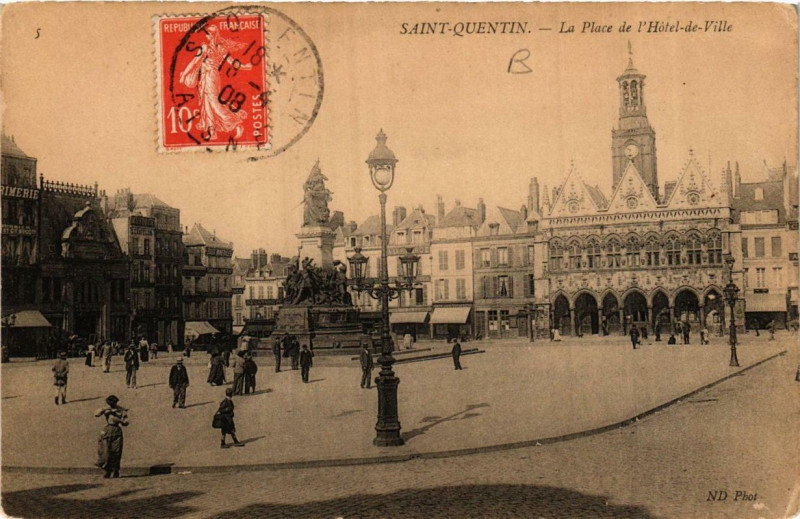 Carte postale ancienne Saint-Quentin La Place de l'Hotel de Ville à Saint-Quentin