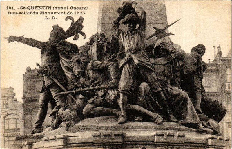 Carte postale ancienne Saint-Quentin Bas-relief du Monument de 1557 à Saint-Quentin