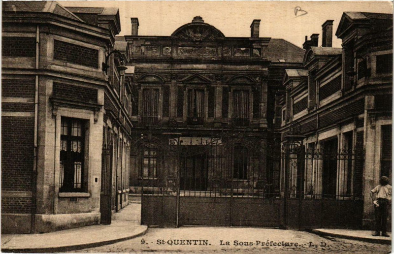 Carte postale ancienne Saint-Quentin La Sous-Préfecture à Saint-Quentin