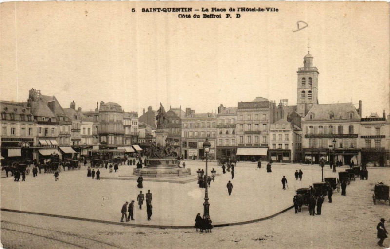Carte postale ancienne Saint-Quentin La Place de l'Hotel de Ville. Cote du Beffroi à Saint-Quentin