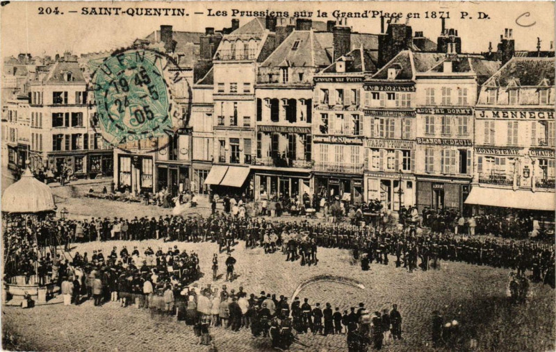 Carte postale ancienne Saint-Quentin Les Prussiens sur la Grand'Place en 1871 à Saint-Quentin