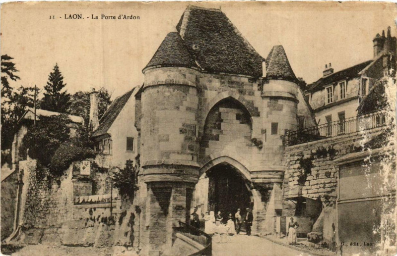 Carte postale ancienne Laon La Porte d'Ardon à Laon