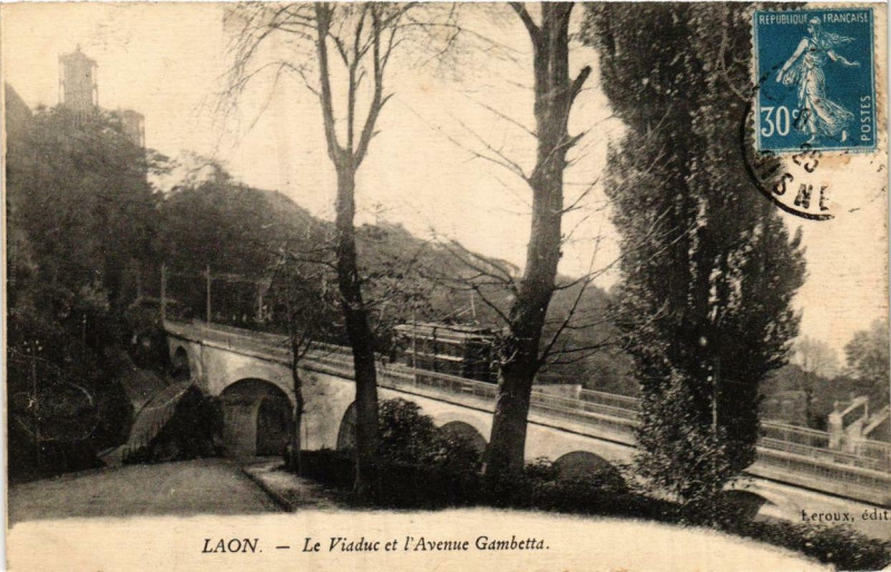 Carte postale ancienne Laon Le Viaduc et l'Avenue Gambetta à Laon