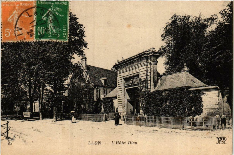 Carte postale ancienne Laon Hotel Dieu à Laon