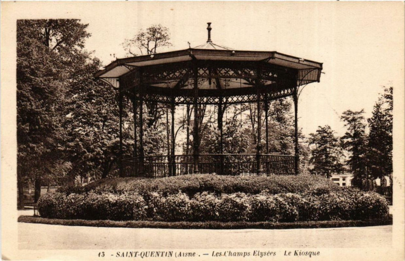 Carte postale ancienne Saint-Quentin Les Champs Elysées. Le Kiosque à Saint-Quentin