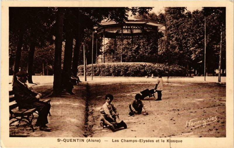 Carte postale ancienne Saint-Quentin Les Champs Elysées. Le Kiosque à Saint-Quentin