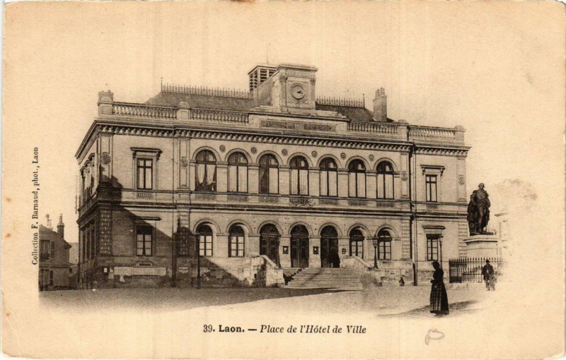Carte postale ancienne Laon Place de l'Hotel de Ville à Laon