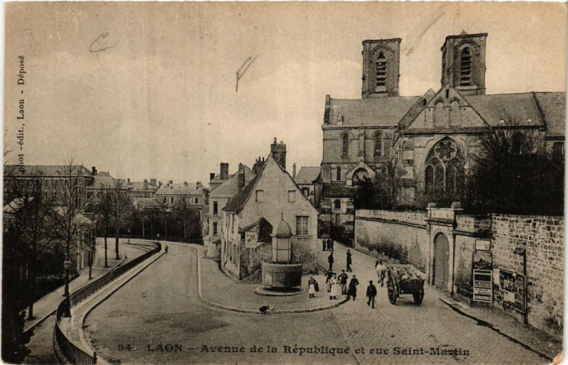 Carte postale ancienne Laon Avenue de la Republique et rue Saint-Martin à Laon