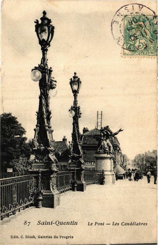 Carte postale ancienne Saint-Quentin Le Pont. Les Candélabres à Saint-Quentin