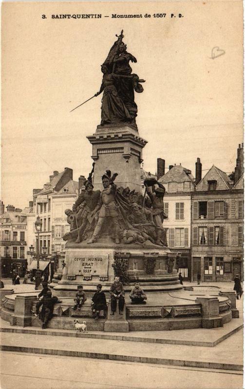 Carte postale ancienne Saint-Quentin Monument de 1557 à Saint-Quentin
