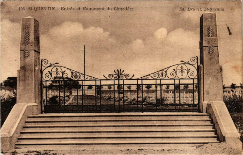 Carte postale ancienne Saint-Quentin Entrée et Monument du Cimetiere à Saint-Quentin