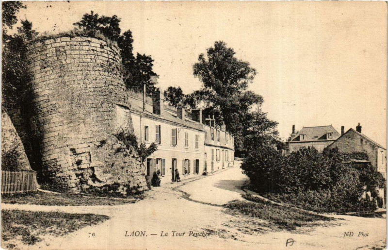 Carte postale ancienne Laon La Tour Penchée à Laon