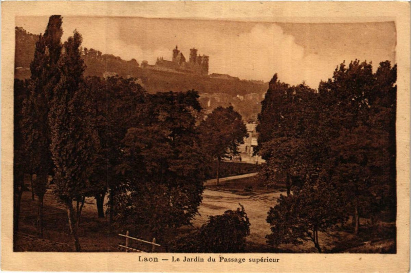 Carte postale ancienne Laon Le Jardin du Passage supérieur à Laon