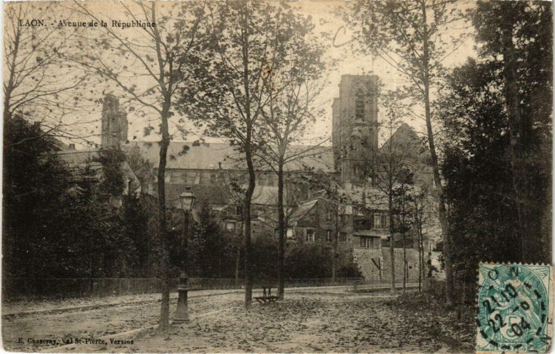 Carte postale ancienne Laon Avenue de la Republique à Laon