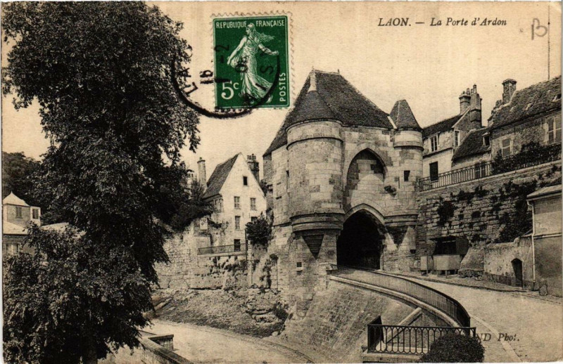 Carte postale ancienne Laon La Porte d'Ardon à Laon