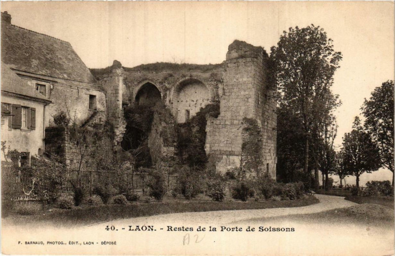 Carte postale ancienne Laon Restes de la Porte de Soissons à Laon
