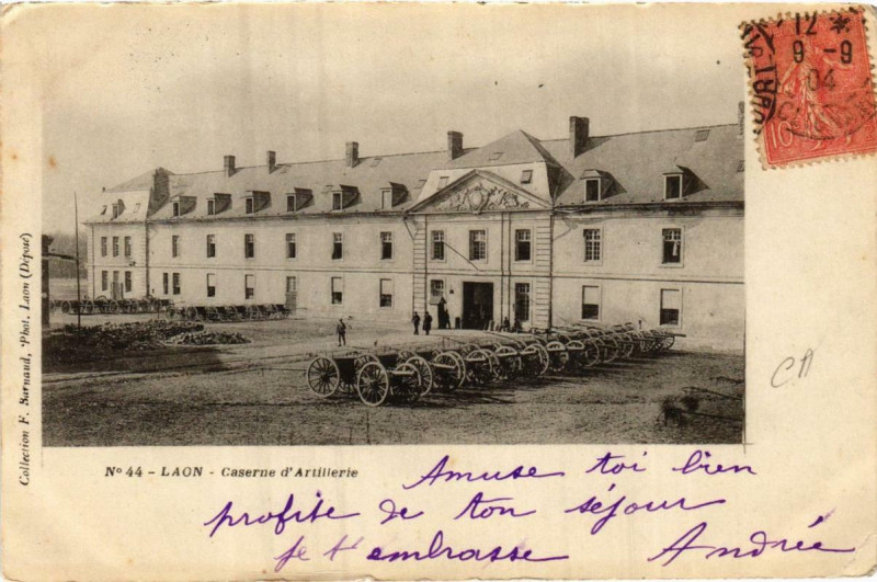 Carte postale ancienne Laon Caserne d'Artillerie à Laon