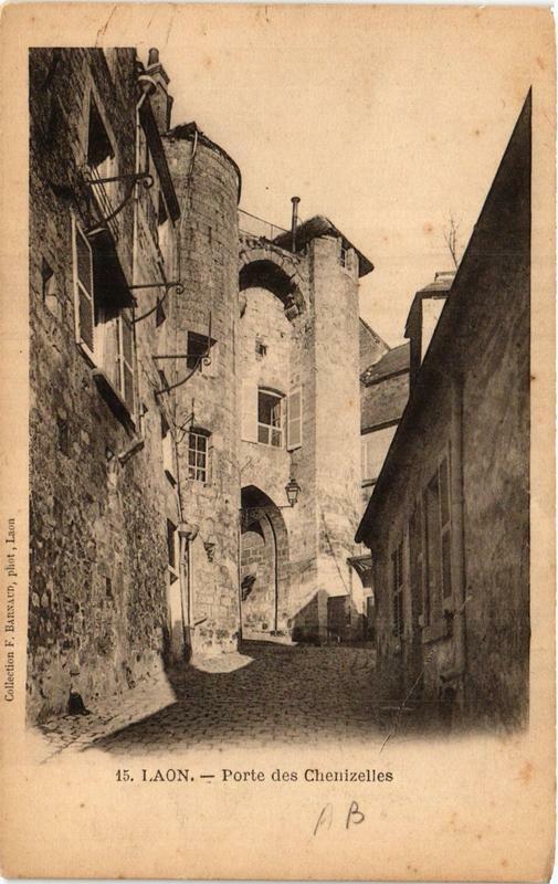 Carte postale ancienne Laon Porte des Chenizelles à Laon