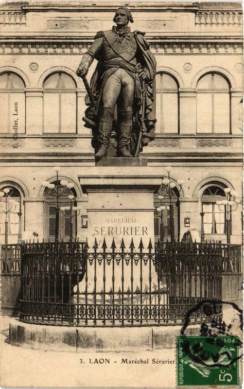 Carte postale ancienne Laon Monument Maréchal Serurier à Laon