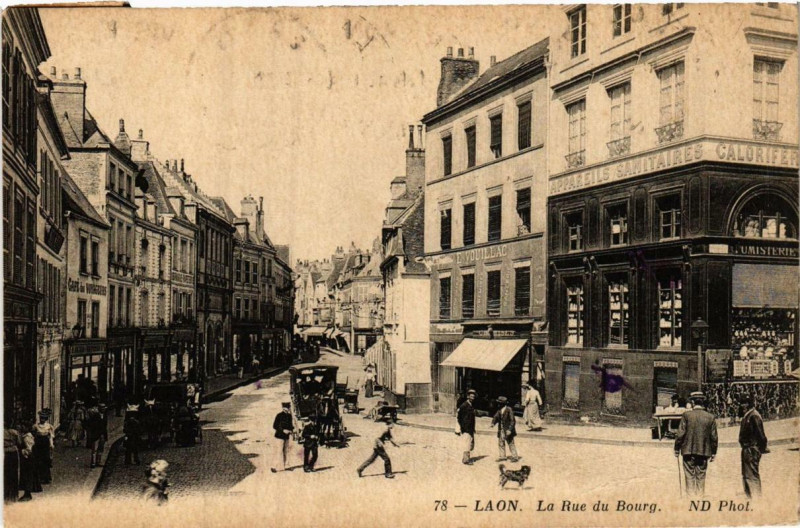 Carte postale ancienne Laon La Rue du Bourg à Laon
