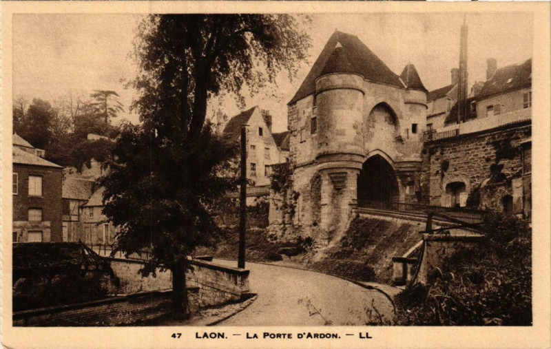 Carte postale ancienne Laon La Porte d'Ardon à Laon