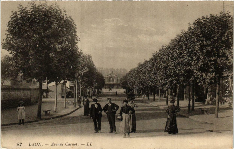 Carte postale ancienne Laon Avenue Carnot à Laon