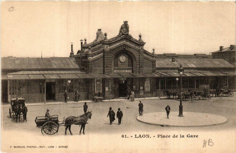 Carte postale ancienne Laon Place de la Gare à Laon